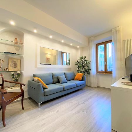 Casa Stella- A Due Passi Dal Corso Di Siena Lägenhet Exteriör bild